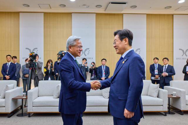 이재명 대통령이 31일 경북 경주화백컨벤션센터(HICO)에서 젠슨 황 엔비디아 최고경영자(CEO)와 만나 악수하고 있다. 대통령실 제공