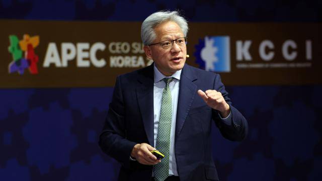 젠슨 황 엔비디아 최고경영자(CEO)가 31일 경북 경주예술의전당에서 열린 아시아태평양경제협의체(APEC) CEO 서밋에서 특별세션 기조연설을 하고 있다. 뉴시스