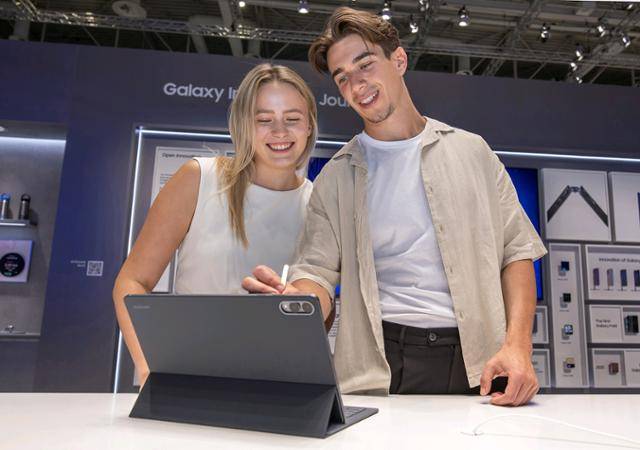 9월 'IFA 2025'가 열린 독일 베를린 '메세 베를린'의 '시티큐브 베를린'에 위치한 삼성전자 전시관에서 삼성전자 모델이 갤럭시 탭 S11 울트라를 소개하고 있다. 삼성전자 제공