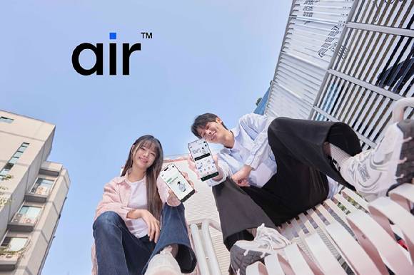 모델이 SK텔레콤의 자급제 전용 통신 브랜드 '에어'(air)를 소개하고 있는 모습. [사진=SKT]