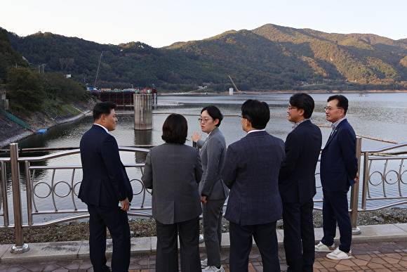 조지연 의원 등이 운문댐을 살펴보고 있다 [사진=조지연 의원실]