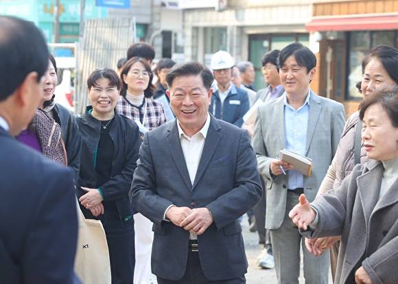 박승원 시장이 지난달 31일 '제64회 생생소통현장'으로 광며시 철산10·11단지 재건축 현장을 찾아 시민의 이야기를 경청하고 있다. [사진=광명시]