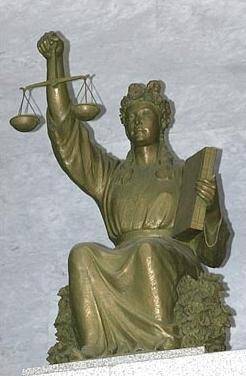 법정은 진실을 밝히고 거짓을 벗기는 치열한 세계다. 사진은 대법원 대법정 출입문의 ‘정의의 여신상’. [중앙포토]