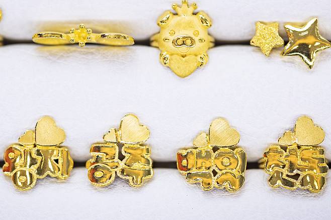 서울 종로 한국금거래소 매장에 진열된 1돈(3.75g) 반지들. 과거 첫 돌이나 백일때 정을 나누는 선물로 주고 받던 1돈 짜리 금반지가 금값이 치솟으며 약 95만에 거래되고 있다. 전민규 기자