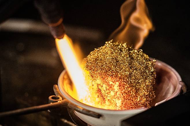 작업장 직원이 골드바를 만드는 과정에서 나온 금 부스러기를 녹이고 있는 모습. 전민규 기자