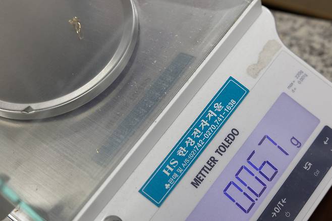 골드바 무게를 맞추는 작업 과정에서 나온 자투리 금. 0.067g은 이날 시세로 약 1만4500원 정도하는 크기다. 전민규 기자