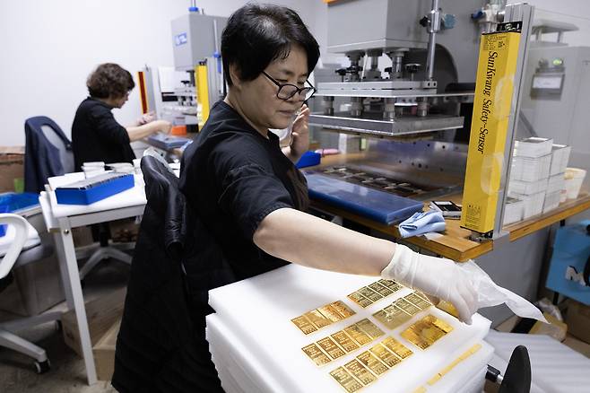 17일 서울 종로 금거래소에서 직원이 골드바를 포장하고 있다. 이 직원이 포장하고 있는 골드바 하나의 무게는 37.5g으로 이날 시세로 약 950만원에 거래 됐다. 전민규 기자