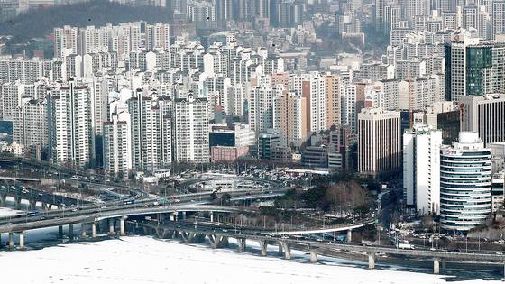 서울 여의도 63빌딩에서 바라본 한강변 아파트단지. 뉴스1