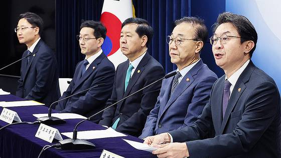 지난달 15일 열린 '주택시장 안정화 대책 합동브리핑'. 오른쪽부터 이억원 금융위원장, 김윤덕 국토교통부 장관, 구윤철 부총리 겸 기획재정부 장관, 윤창렬 국무조정실장, 임광현 국세정창. 연합뉴스