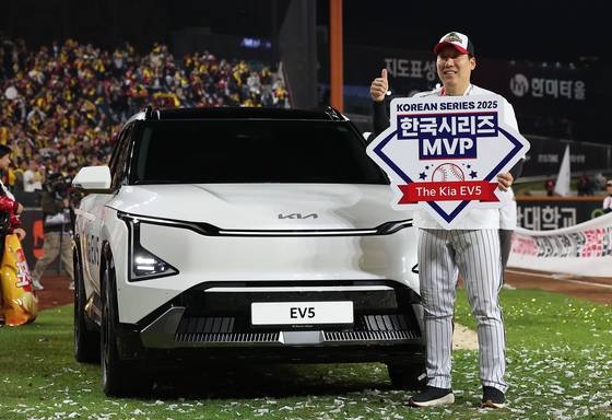 시리즈 MVP에 오른 김현수 선수. [뉴스1]
