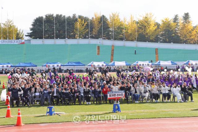 ▲ 2025 원주시민체육대회가 1일 원주종합운동장에서 열린 가운데 김종태 원주시체육회 부회장이 개회를 선언하자 주요내빈과 선수단이 환호했다.