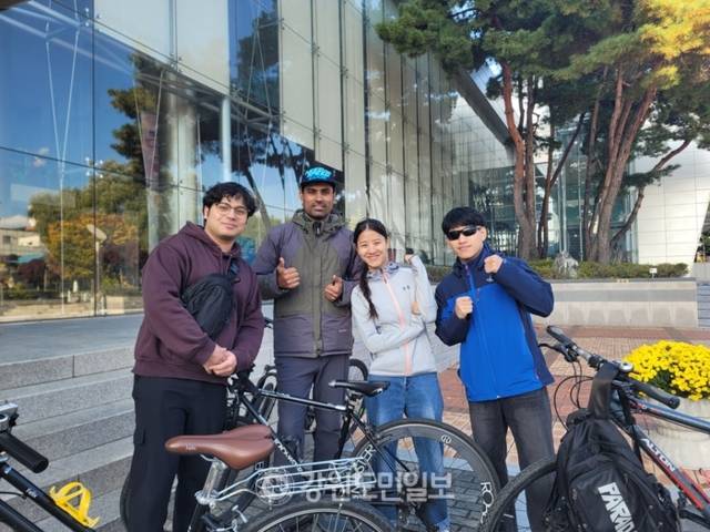 ▲ 네팔에서 온 대학원생 파턱 아난더 라지(36) 씨, 기메레이 슬라브(24) 씨와 동료들은 ‘2025 함께 자전거’ 행진에 자전거를 타고 함께 했다. 이설화 기자