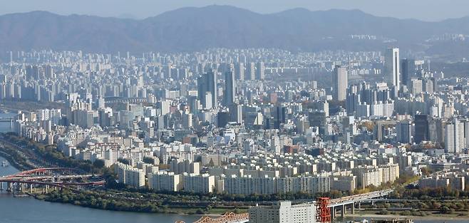 서울 남산에서 바라본 강남아파트(오른쪽) 일대 모습. 사진=김범준 한국경제신문 기자