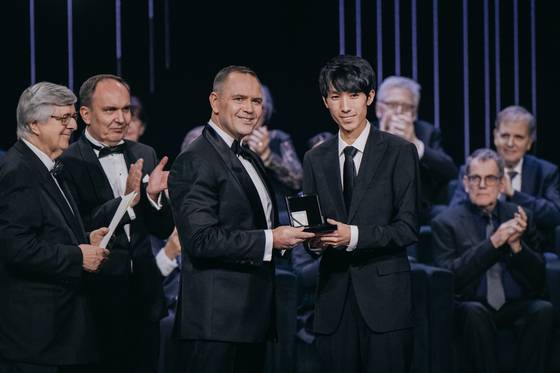 Pianist Eric Lu receives the 1st prize during the official gala of the 19th International Fryderyk Chopin Piano Competition at Warsaw Philharmonic Hall, Poland, on Oct. 21. [CHOPIN INSTITUTE]