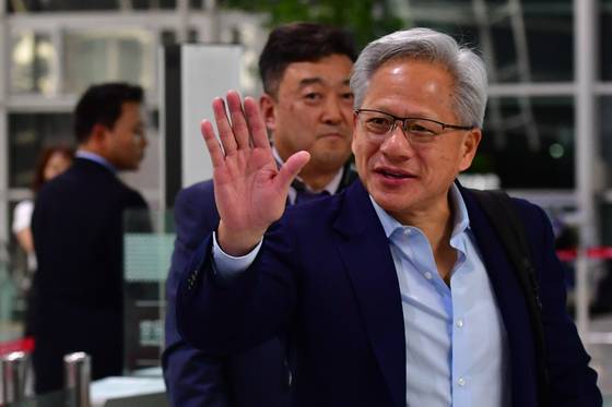 Nvidia CEO Jensen Huang waves to onlookers before leaving Korea through Pohang Gyeongju Airport to London. [NEWS1]