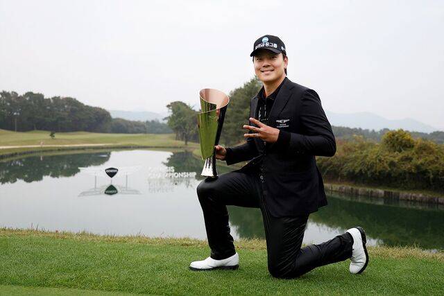 지난 26일 충남 천안시 우정힐스컨트리클럽에서 막내린 제네시스 챔피언십에서 우승한 이정환이 트로피를 들고 기쁨을 만끽하고 있다. KPGA 제공