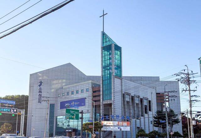 오목천교회 전경과 출입구.