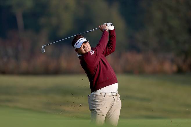 렉서스 마스터즈 둘쨰날 아이언 샷을 한 뒤 공을 바라보고 있는 이승택. KPGA