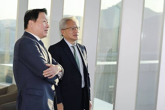 최태원 SK그룹 회장(왼쪽)과 젠슨황 엔비디아 CEO. [사진=최태원 회장 링크드인]