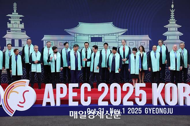 이재명 대통령이 1일 경북 경주화백컨벤션센터에서 APEC 정상회의에 참석한 각국 정상들과 전통한복 목도리를 하고 단체 기념촬영을 하며 정상들과 인사하고 있다. 목도리에는 APEC 정상회의 엠블럼과 한글 자음 모음이 금박으로 새겨져 있다. 앞줄 오른쪽부터 페르디난드 마르코스 필리핀 대통령, 크리스토퍼 럭슨 뉴질랜드 총리, 안와르 이브라힘 말레이시아 총리, 다카이치 사나에 일본 총리, 프라보워 수비안토 인도네시아 대통령, 이재명 대통령, 시진핑 중국 국가주석, 가브리엘 보리치 칠레 대통령, 마크 카니 캐나다 총리, 하사날 볼키아 브루나이 국왕, 앤서니 앨버니지 호주 총리, 뒷줄 오른쪽부터 린신이 대만 타이와니아 캐피털 회장, 마르셀로 루이스 에브라르드 카사우본 멕시코 경제부 장관, 테레사 메라 고메스 페루 통상관광부 장관, 스콧 베센트 미국 재무부 장관, 르엉 끄엉 베트남 국가주석, 아누틴 찬위라꾼 태국 총리, 로런스 웡 싱가포르 총리, 알렉세이 오베르축 러시아 부총리, 존 로쏘 파푸아뉴기니 부총리, 존리 홍콩 행정장관. /2025.11.01[경주/김호영기자]