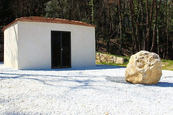 정말 작은 크기의 이우환 [공기의 집] ©Château La Coste