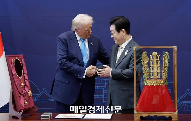 이재명 대통령이 지난달 29일 경북 경주시 국립경주박물관에서 도널드 트럼프 미국 대통령에게 무궁화 대훈장을 수여하고 천마총 금관 모형을 선물하고 있다. [김호영 기자]