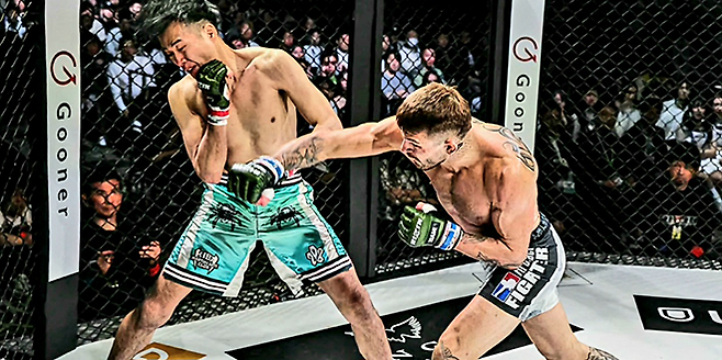 오하리 주리가 2025년 5월 1620명이 입장한 인천광역시 파라다이스시티 라이진 월드시리즈 코리아 제9경기에서 UFC 출신 조니 케이스의 오버핸드 라이트에 KO 되고 있다. 사진=RIZIN FF