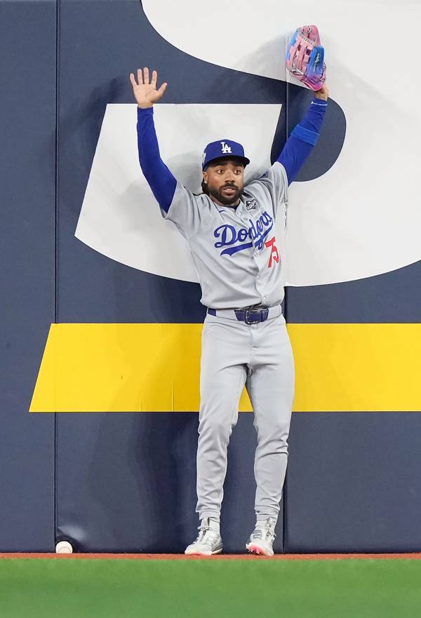 다저스 중견수 저스틴 딘이 타구가 펜스에 끼었음을 어필하고 있다. 사진= The Canadian Press via AP= 연합뉴스 제공
