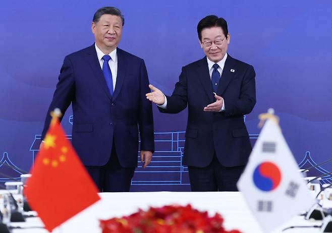 이재명 대통령과 시진핑 중국 국가주석이 함께하는 국빈만찬에 만두·닭강정·마라전복 등이 만찬주인 몽지람주와 함께 오른다. 사진은 두 정상이 1일 경북 경주박물관에서 한·중 정상회담에 나섰던 모습. /사진=뉴시스