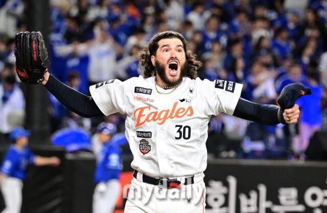 2025년 10월 24일 오후 대전한화생명볼파크에서 열린 '2025 신한 SOL BANK KBO 포스트 시즌' 삼성 라이온즈와 한화 이글스의 플레이오프(PO) 5차전 경기한화 선발투수 폰세가 5이닝 1실점 투구를 한 뒤 포효하고 있다./마이데일리