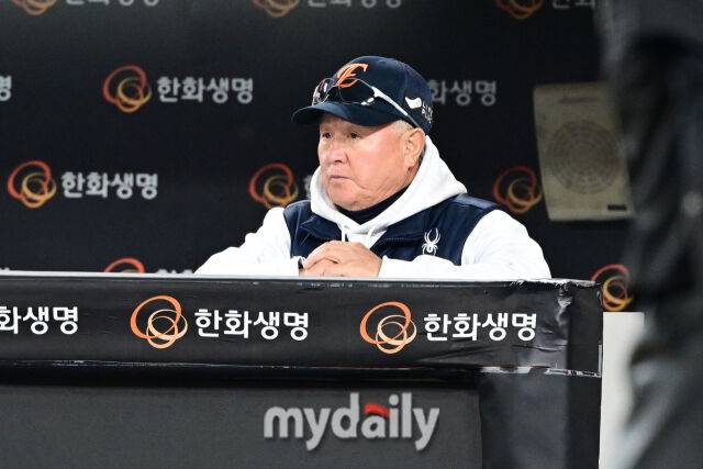 31일 오후 대전 한화생명 볼파크에서 진행된 '2025 신한 SOL Bank KBO 한국시리즈 5차전' LG트윈스-한화 이글스와의 경기. 한화 김경문 감독이 경기를 지켜보고 있다./대전=한혁승 기자 hanfoto@mydaily.co.kr, 대전=곽경훈 기자 kphoto@mydaily.co.kr