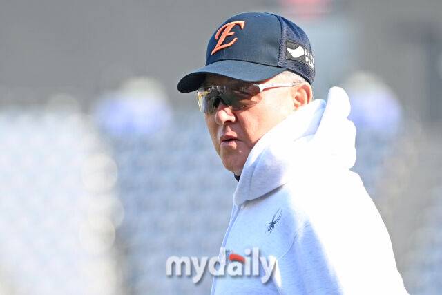 31일 대전 한화생명 볼파크 야구장에서 열린 '2025 신한 SOL 뱅크 KBO 한국시리즈 5차전' LG 트윈스와 한화 이글스 경기. 한화 김경문 감독이 경기 전 훈련을 지켜보고 있다./대전=한혁승 기자 hanfoto@mydaily.co.kr, 대전=곽경훈 기자 kphoto@mydaily.co.kr