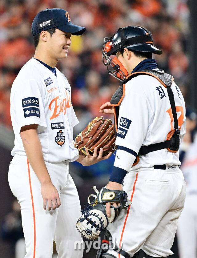 31일 오후 대전 한화생명 볼파크에서 진행된 '2025 신한 SOL Bank KBO 한국시리즈 5차전' LG트윈스-한화 이글스와의 경기. 한화 정우주가 3회초 만루 위기에서 최재훈 포수와 이야기를 나누고 있다./대전 = 곽경훈 기자