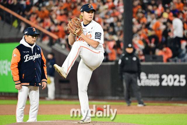 31일 오후 대전 한화생명 볼파크에서 진행된 '2025 신한 SOL Bank KBO 한국시리즈 5차전' LG트윈스-한화 이글스와의 경기. 한화 정우주가 2회초 구원 등판해 역투를 펼치고 있다../대전 = 한혁승 기자