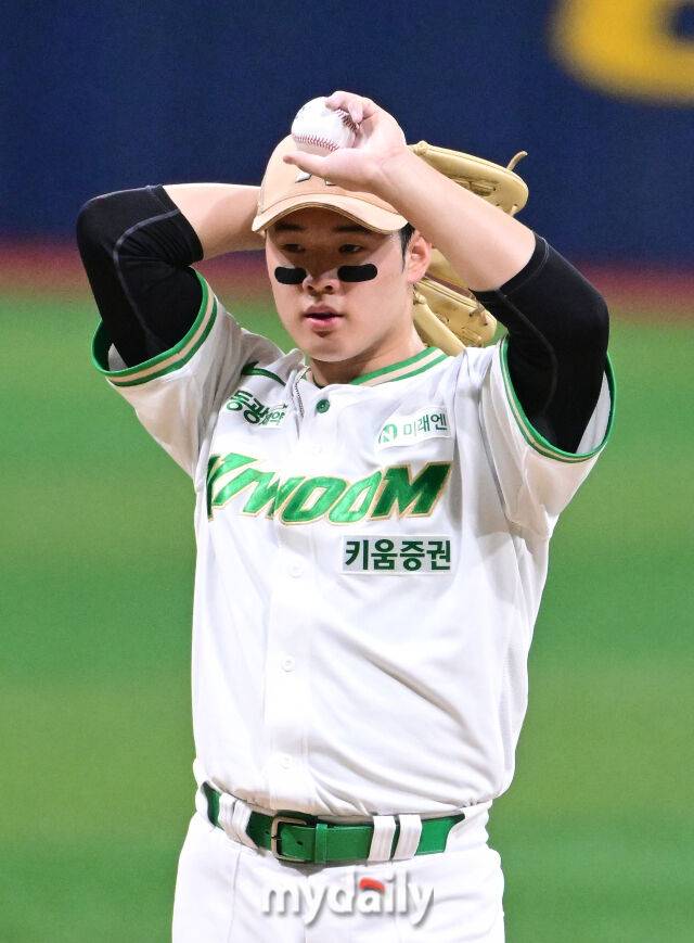 2025년 7월 24일 오후 서울 고척스카이돔에서 열린 '2025 신한 SOL뱅크 KBO 리그' 롯데 자이언츠와 키움 히어로즈의 경기. 키움 선발투수 정현우가 포수의 사인을 보고 있다./마이데일리