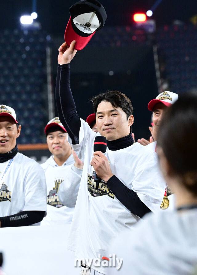 31일 오후 대전 한화생명 볼파크에서 진행된 '2025 신한 SOL Bank KBO 한국시리즈 5차전' LG트윈스-한화 이글스와의 경기.LG가 4-1로 승리해 통합 우승을 차지한 뒤 박해민이 팬들에게 인사를 하고 있다./대전=곽경훈 기자