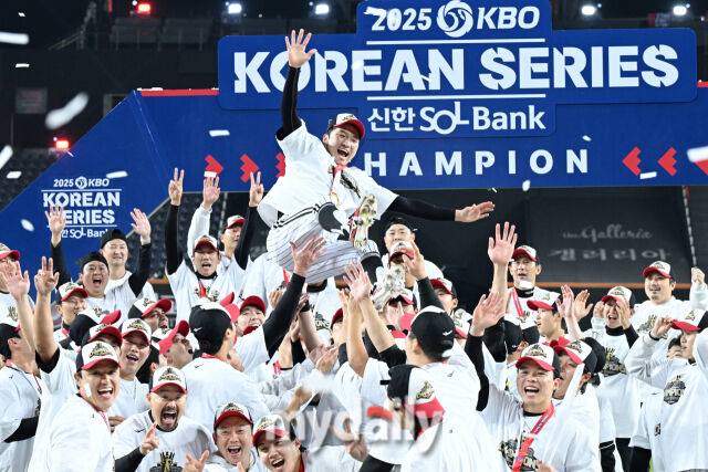 31일 대전 한화생명 볼파크 야구장에서 열린 LG 트윈스의 '2025 신한 SOL 뱅크 KBO 한국시리즈 우승 시상식.주장 박해민이 동료들에게 헹가래를 받고 있다./대전=한혁승 기자