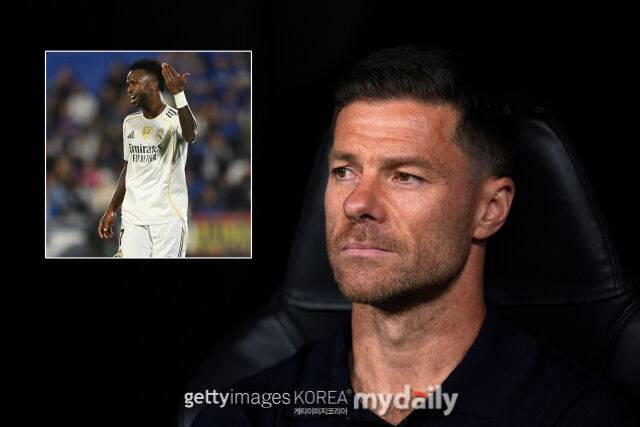 알론소 감독(오른쪽)이 비니시우스 주니오르를 용서했다. /게티이미지코리아