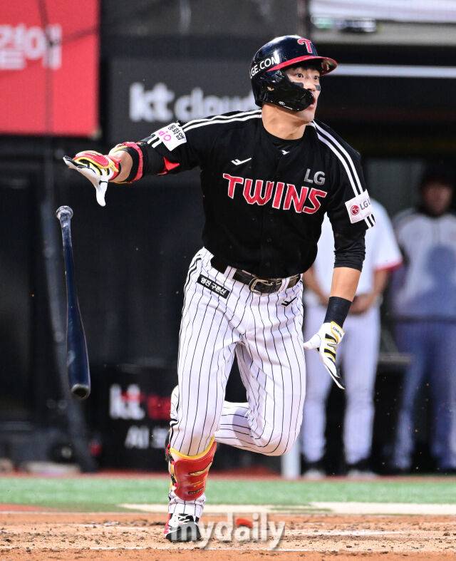 2025년 9월 4일 오후 경기도 수원KT위즈파크에서 열린 '2025 신한 SOL뱅크 KBO 리그' LG 트윈스와 KT 위즈의 경기LG 천성호가 2회초 2사 1.2루서 1루수 땅볼을 치고 있다./마이데일리