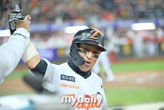 30일 대전 한화생명 볼파크 야구장에서 열린 '2025 신한 SOL 뱅크 KBO 한국시리즈 4차전' LG 트윈스와 한화 이글스 경기. 한화 손아섭이 7회말 2사 2-3루에 문현빈 2타점 적시타에 득점을 올린 후 기뻐하고 있다./대전=한혁승 기자 hanfoto@mydaily.co.kr