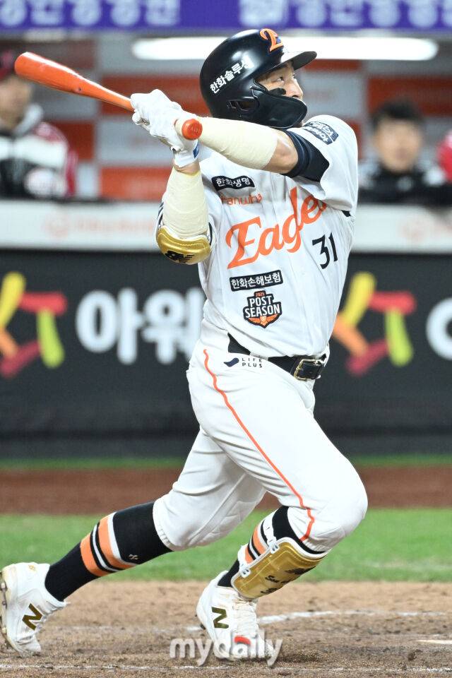 31일 대전 한화생명 볼파크 야구장에서 열린 '2025 신한 SOL 뱅크 KBO 한국시리즈 5차전' LG 트윈스와 한화 이글스 경기. 한화 손아섭이 3회말 선두타자로 나와 안타를 치고 있다./대전=한혁승 기자 hanfoto@mydaily.co.kr