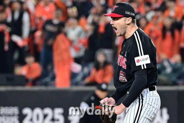 31일 오후 대전 한화생명 볼파크에서 진행된 '2025 신한 SOL Bank KBO 한국시리즈 5차전' LG트윈스-한화 이글스와의 경기. LG 선발 톨허스트가 7회말 2사 최재훈을 삼진으로 잡은 뒤 포효하고 있다./대전=한혁승 기자 hanfoto@mydaily.co.kr, 대전=곽경훈 기자 kphoto@mydaily.co.kr