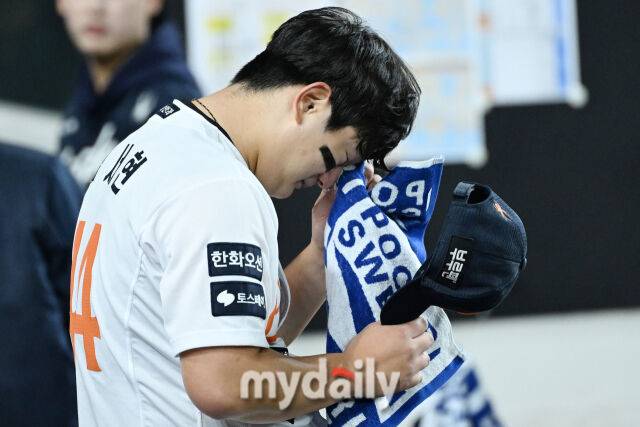 29일 대전 한화생명 볼파크 야구장에서 열린 '2025 신한 SOL 뱅크 KBO 한국시리즈 3차전' LG 트윈스와 한화 이글스 경기. 한화가 7-3으로 LG에 승리했다. 경기 마무리 투수로 나온 한화 김서현이 경기가 끝난 뒤 더그아웃에서 눈물을 흘리고 있다./마이데일리