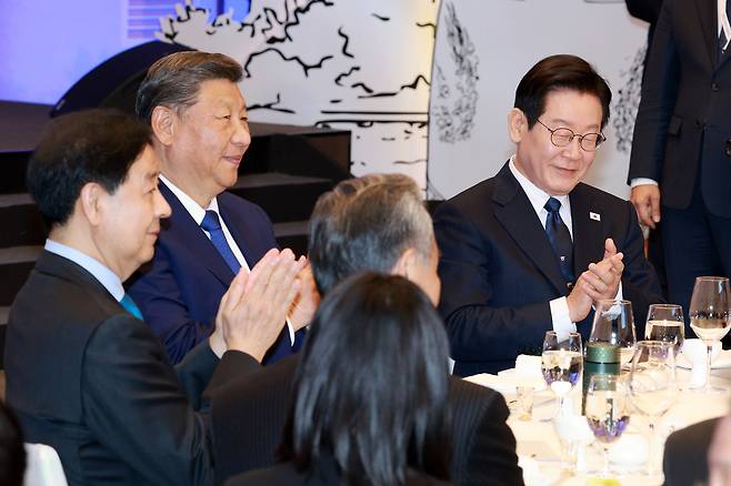 이재명 대통령과 시진핑 중국 국가주석이 1일 경북 경주 소노캄에서 열린 국빈만찬에서 박수를 치고 있다. [연합]