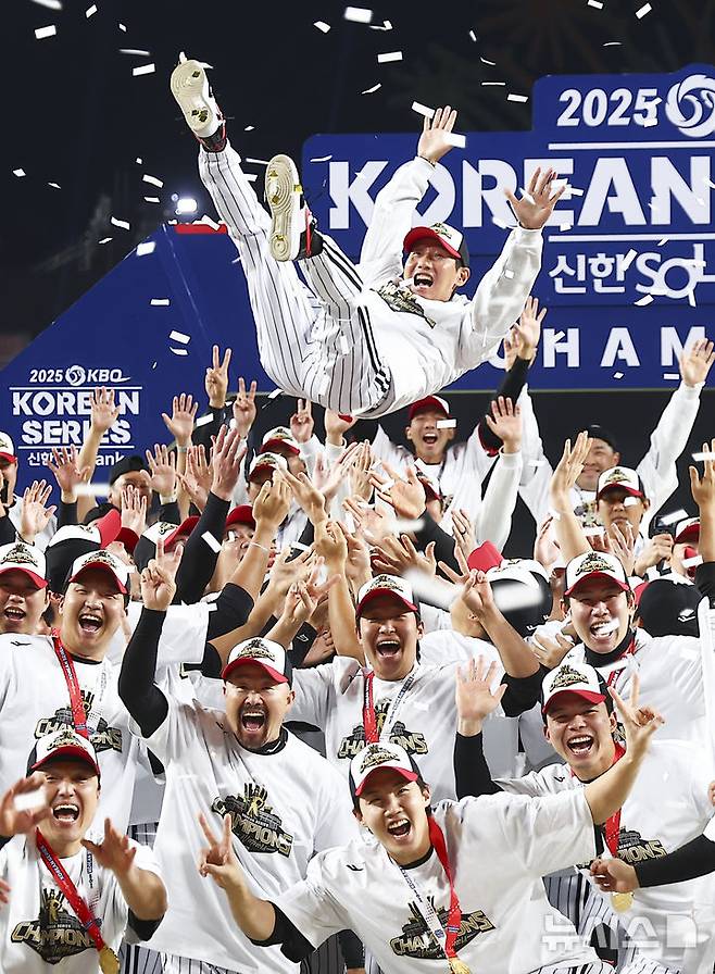 [대전=뉴시스] 김근수 기자 = 31일 대전 중구 한화생명볼파크에서 열린 2025 KBO 한국시리즈 5차전 LG 트윈스와 한화 이글스의 경기에서 4승 1패 기록으로 통합 우승을 차지한 LG 선수들이 염경엽 감독을 헹가래 하고 있다. 2025.10.31. ks@newsis.com