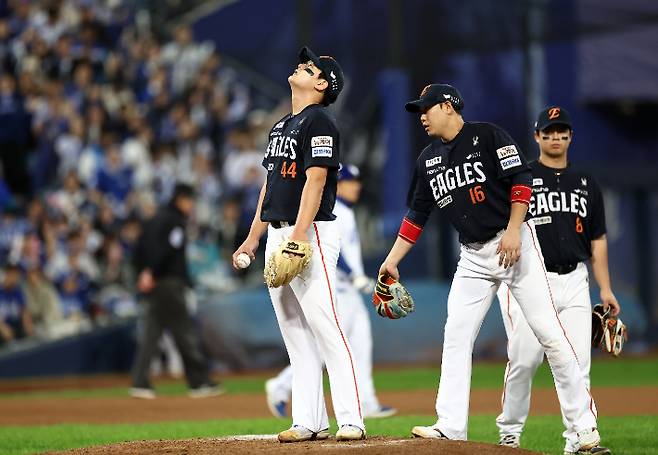 삼성과 플레이오프 4차전에서 6회말 동점 홈런을 맞은 김서현이 아쉬워 하는 모습. 연합뉴스