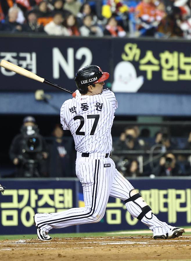 10월 27일 서울 잠실야구장에서 열린 2025 프로야구 한국시리즈 한화 이글스 대 LG 트윈스 2차전. 3회 말 2사 1루 때 LG 박동원이 2점 홈런을 치고 있다. 연합뉴스