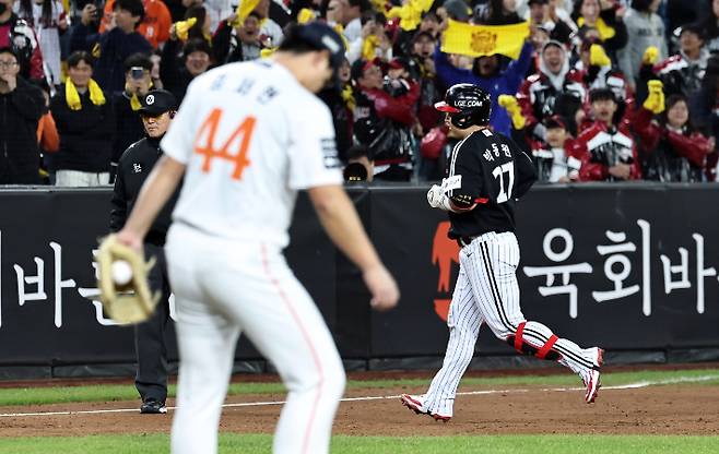 10월 30일 대전한화생명볼파크에서 열린 2025 프로야구 KBO리그 포스트시즌 한국시리즈 4차전 LG 트윈스와 한화 이글스의 경기. 9회초 무사 2루 LG 박동원이 한화 김서현에게 중월 투런 홈런을 치고 그라운드를 돌고 있다. 연합뉴스