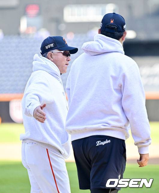 [OSEN=대전, 박준형 기자] 31일 대전 한화생명볼파크에서 2025 신한 SOL Bank KBO리그 포스트시즌 한국시리즈 4차전 한화 이글스와 LG 트윈스의 경기가 열렸다.이날 경기에 한화는 문동주를, LG는 톨허스트를 선발투수로 내세웠다. 경기에 앞서 한화 김경문 감독이 김서현을 다독이고 있다.   2025.10.31 / soul1014@osen.co.kr