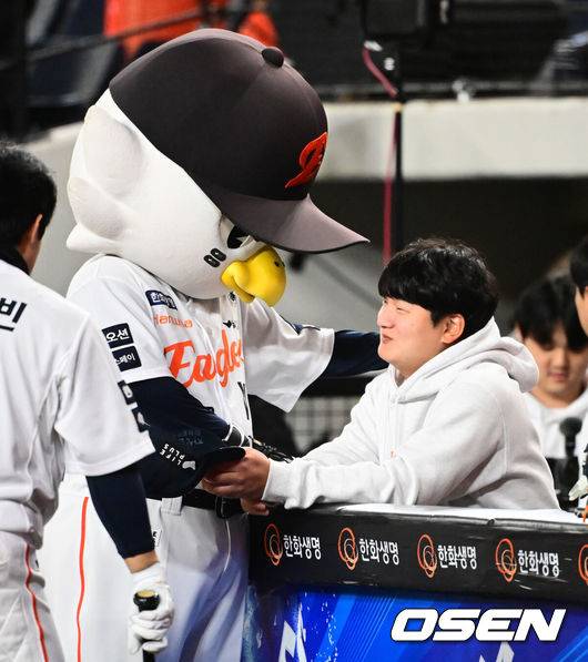 [OSEN=대전, 지형준 기자] 31일 대전 한화생명볼파크에서 2025 신한 SOL Bank KBO리그 포스트시즌 한국시리즈 5차전 한화 이글스와 LG 트윈스의 경기가 열렸다.이날 경기에 한화는 문동주를, LG는 톨허스트를 선발투수로 내세웠다. 경기에 앞서 한화 마스코트 위니가 김서현을 격려하고 있다. 2025.10.31 /jpnews@osen.co.kr